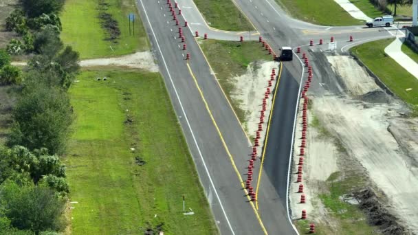 Bauarbeiten Der Amerikanischen Verkehrsinfrastruktur Sanierung Der Straße Mit Fließendem Verkehr — Stockvideo