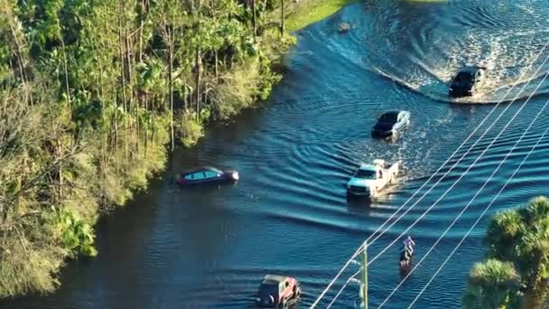 Zaplavená Americká Ulice Pohybujícími Vozidly Obklopená Vodárnami Rezidenční Čtvrti Floridy — Stock video