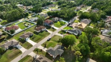 Florida 'nın sakin kırsal kesiminde yapım aşamasında olan banliyö özel evi manzaralı ahşap çatı iskeleti..