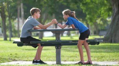 Güneşli bir günde yaz parkında taş kağıt makas oynayan mutlu çocuklar. Çocuklar arasındaki rekabet kavramı.