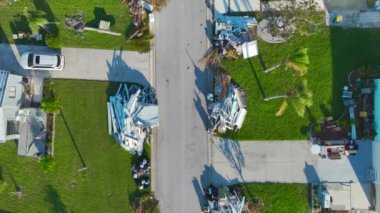Florida gezici ev bölgesindeki Ian Kasırgası 'nın yol kenarındaki enkaz yığınları ağır hasar gördü. Doğal afetin sonuçları..