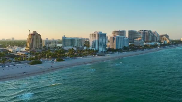 로더데일 플로리다의 석양에서 휴식을 취하고 관광객들 해변의 모래사장을 공중에서 바라본다 — 비디오