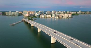 John Ringling Geçidi şehir merkezinden Sarasota, Florida 'daki St. Armands Key' e gidiyor. Liman ofisi köprüdeki binaları ve araba trafiğini yükseltiyor.