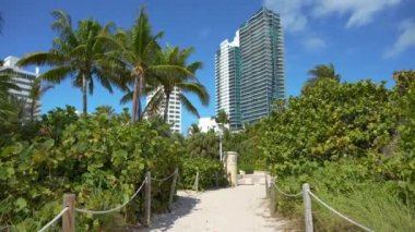 Miami Beach City 'deki Atlantik Okyanusu kıyısındaki lüks deniz manzaralı oteller ve apartmanlar alçak açılı. Güney Florida 'daki Amerikan turizm altyapısı.