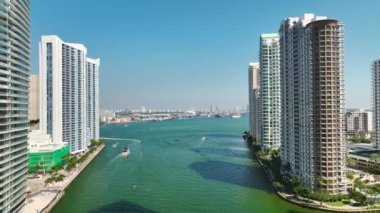 Miami Brickell, Florida, ABD. Miami Nehri 'nde lüks yatları olan Amerikan şehir merkezinin hava manzarası. Modern ABD megapolis 'teki yüksek ticari ve meskun gökdelen binaları.