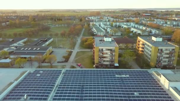 Fenntartható Energia Előállítása Elektromos Fotovoltaikus Napelemek Bevásárlóközpont Épületének Tetejére Szerelve — Stock videók