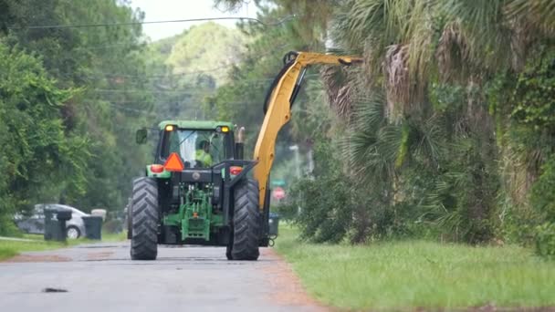 Громадськість Працює Трактор Утилізації Дерев Зелених Бюстгальтерів Сільській Вулиці Флориди — стокове відео
