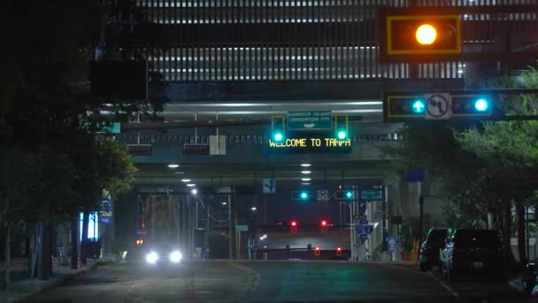 Дорожное Пересечение Американском Городе Светофорами Движущимися Автомобилями Ночью Транспортная Система — стоковое видео