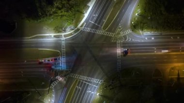 Trafik ışıkları, hareket halindeki arabalar ve kamyonlarla dolu büyük bir kavşağın en üst görüntüsü. ABD 'de ulaşım sisteminin zamanlaması.