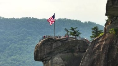 Appalachian dağlarında gidilecek yer. Baca Kayası 'nda Amerikan ulusal bayrağı ve Kuzey Carolina' daki Chimney Rock State Park 'ta bir sürü turist var.