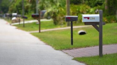 Tipik Amerikan açık hava posta kutusu varoş sokak tarafında..