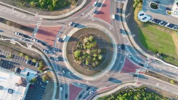 運転車とアメリカの道路上の交通サークル 米国の輪郭交差点の概要 — ストック動画