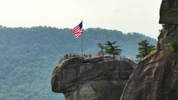 Reiseziel Den Appalachen Chimney Rock Mit Schmeichelhafter Amerikanischer Nationalflagge Und — Stockvideo