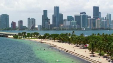 Virginia Key 'deki Hobie Adası Sahil Parkı ve Florida, ABD' deki Miami Brickell şehir merkezi. Modern Amerikan megapolis 'inde yüksek gökdelen binaları olan gökyüzü çizgisi.