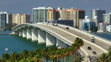 ABD seyahat rotası. Şehir merkezindeki Sarasota şehrinin havadan görüntüsü Ringling Köprüsü ve ufukta yüksek binalar var. Florida 'da gayrimenkul geliştirme.