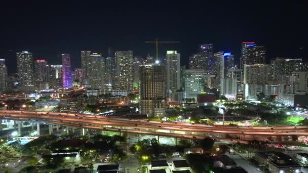 美国交通基础设施的概念 从上面看佛罗里达州迈阿密市的美国宽阔高速公路 夜间开着快速行驶的汽车和卡车 — 图库视频影像