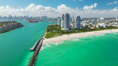 Miami Beach City 'nin güney sahil şeridinin yukarısından görüntü. South Beach yüksek lüks oteller ve apartmanlar. Güney Florida, ABD 'deki turizm altyapısı.