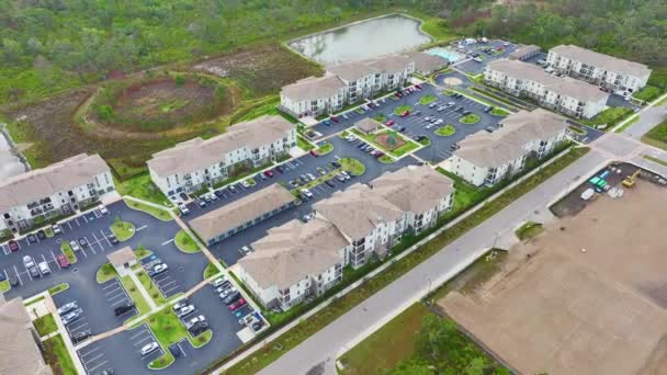 フロリダ郊外のマンションの上からの眺め 米国郊外の不動産開発の例としてアメリカのマンション — ストック動画
