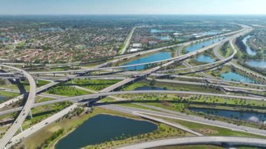 ABD ulaşım altyapısının üstünden bak. Miami, Florida 'da hızlı araba ve kamyonlarla Amerikan otoyolunun kesiştiği yer..