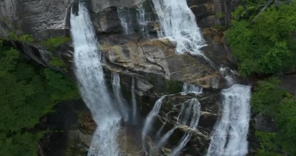 ナンタラ国立森 ノースカロライナ州のホワイトウォーターフォールズ 緑豊かな森の間の岩のボールダーから落ちる明確な水と高い滝の美しい風景 — ストック動画