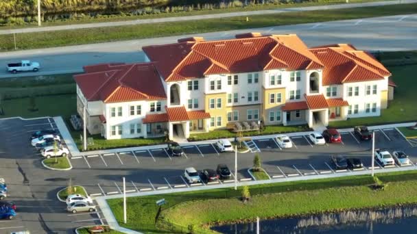 美国佛罗里达州住宅区公寓楼的空中景观 新的家庭公寓作为美国郊区住房开发的范例 — 图库视频影像