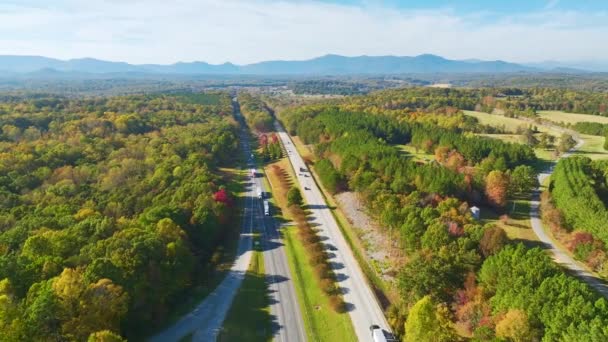 Hızlı Hareket Eden Arabalar Kamyonlarla Dolu Yoğun Amerikan Otoyolunun Havadan — Stok video