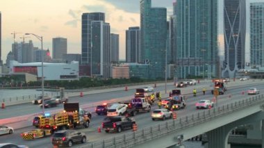 Miami, Florida 'daki American Caddesi' ndeki kaza yerine giden acil servis personeli ve araçların hava görüntüsü. ABD 'deki köprü yolunda trafik kazasına ilk müdahale ekipleri yardım ediyor..