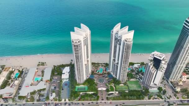 豪華な高層ホテルや大西洋岸のコンドミニアムとサニーアイルズビーチ市の空中ビュー 南フロリダのアメリカの観光インフラ — ストック動画
