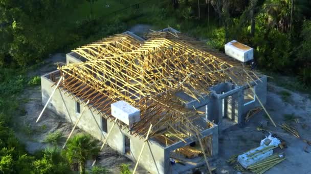 Vista Aérea Casa Residencial Inacabada Con Estructura Marco Techo Madera — Vídeos de Stock