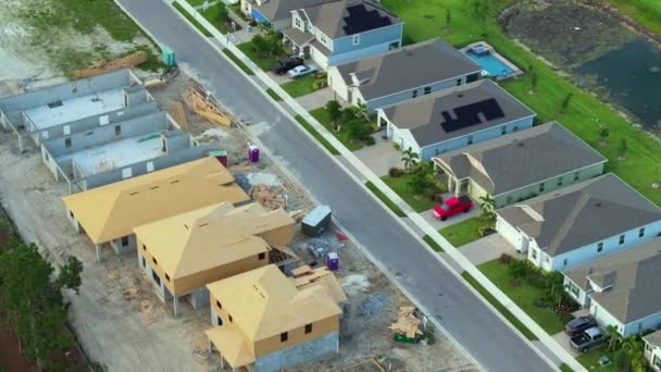 建造中的新房屋未完工木制框架的空中视图 美国郊区住宅的开发 美国的房地产市场 — 图库视频影像