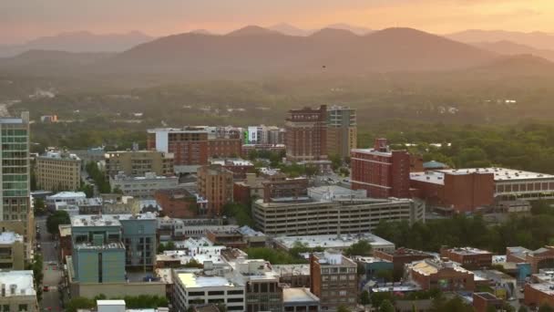 从空中俯瞰美国旅游目的地 北卡罗莱纳州的阿什维尔市 市区大楼较高 日落时分 阿巴拉契亚山群山相距遥远 — 图库视频影像