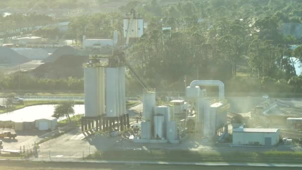 Fábrica Hormigón Fábrica Mezcla Cemento Área Industrial Con Camiones Carga — Vídeos de Stock