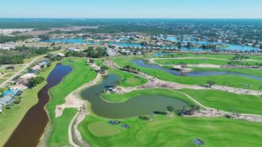 Açık hava sporları için altyapının geliştirilmesi. Güneşli Florida 'da yeni golf sahasının inşaatı.