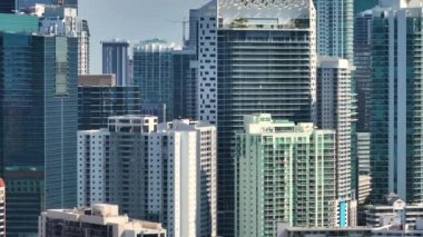 Miami Brickell 'in şehir merkezi, Florida, ABD. Telefoto objektifi. Modern Amerikan megapolis 'indeki yüksek gökdelenli binaların kentsel manzarası.
