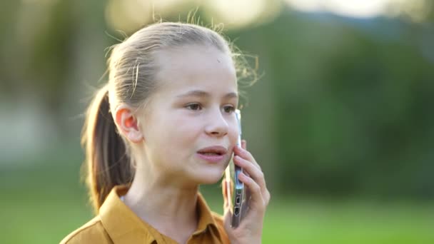 Gelukkig Mooi Kind Meisje Praten Haar Mobiele Telefoon — Stockvideo