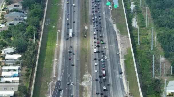 フロリダ州サラソータでの交通量の多い建設中の忙しいアメリカの高速道路の空中ビュー 輸送インフラの整備 州間輸送の概念 — ストック動画