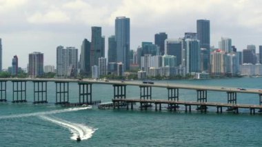 Miami Brickell, Florida, ABD. William M. Powell Köprüsü 'nde hareketli trafik var. Amerikan şehir merkezinin hava manzarası. Yüksek ticari ve meskun gökdelen binaları.