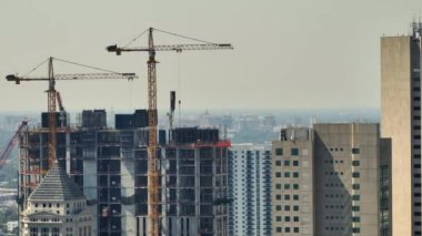 Amerikan kentsel bölgesinde direnç geliştiren yeni bir inşaat alanı. Miami, Florida 'da sanayi kulesi vinç kaldırıyor. ABD 'de konut büyümesi kavramı.