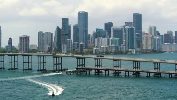 Miami Brickell Floridě Usa Most Williama Powella Pohybující Dopravou Letecký — Stock video
