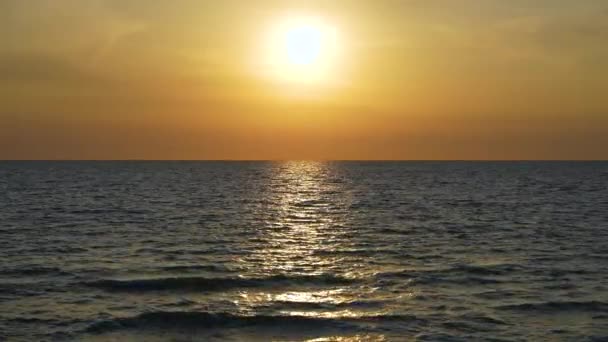 Захід Океану Велике Жовте Сонце Драматичному Яскравому Небі Який Вечірній — стокове відео
