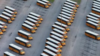 Okul otobüsleri Amerika 'da yaz tatilleri sırasında bölge otoparkına park ettiler. Amerikan eğitim sistemi ulaşımı.