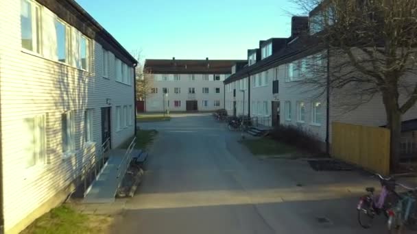 スウェーデンのリンコピング市のアパートメントコンドミニアムのトップビュー 静かな近所に住んでいる家族の家 スカンジナビア郊外における不動産開発 — ストック動画