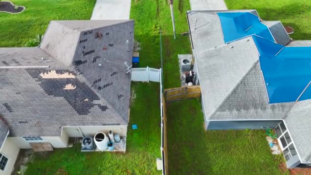 Draufsicht Auf Undichtes Hausdach Mit Schützenden Planen Gegen Undichtes Regenwasser — Stockvideo