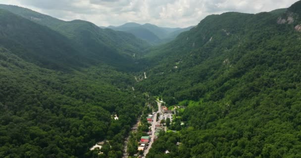 Miejscowość Turystyczna Appalachach Wieś Chimney Rock Pomiędzy Zielonymi Zalesionymi Wzgórzami — Wideo stockowe
