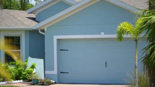 Typowy Współczesny Amerykański Prywatny Dom Florydzie Dachem Pokrytym Gontami Asfaltowymi — Wideo stockowe