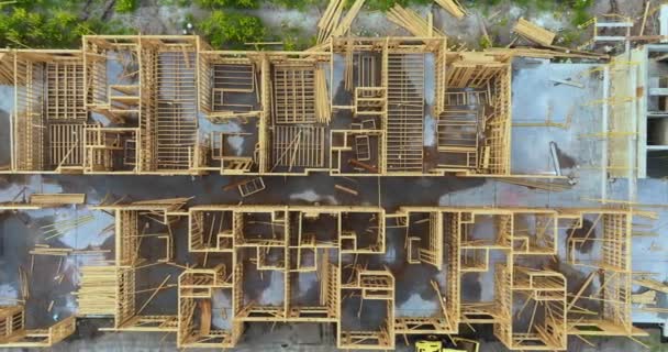 建設中の木製のビームが付いているアパートのコンドームの未完成のフレーム 米国の郊外における住宅の開発 アメリカの不動産市場 — ストック動画