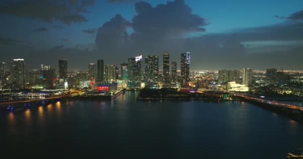 美国佛罗里达州迈阿密Brickell市区的城市夜景 现代美国大都市高楼大厦明亮明亮的天际线 — 图库视频影像