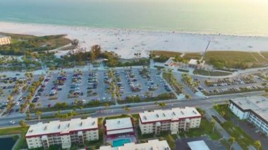 ABD 'nin Sarasota kentindeki Siesta Key plajında araba parkı olan deniz kıyısındaki kiralık dairelerin manzarası. Sıcak Florida 'da popüler bir tatil yeri.