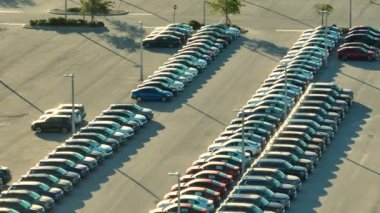 Satıcıların açık hava otoparkından bir sürü yeni araba satışa sunuluyor. Amerikan otomotiv endüstrisinin gelişimi kavramı.
