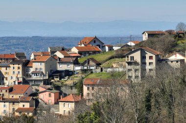 Fransa 'nın Auvergne-Rhone-Alpes bölgesindeki Puy-de-Dome departmanındaki Thiers kasabasının yoğun tarihi manzarası. Eski binaların çatıları ve dar sokaklar.